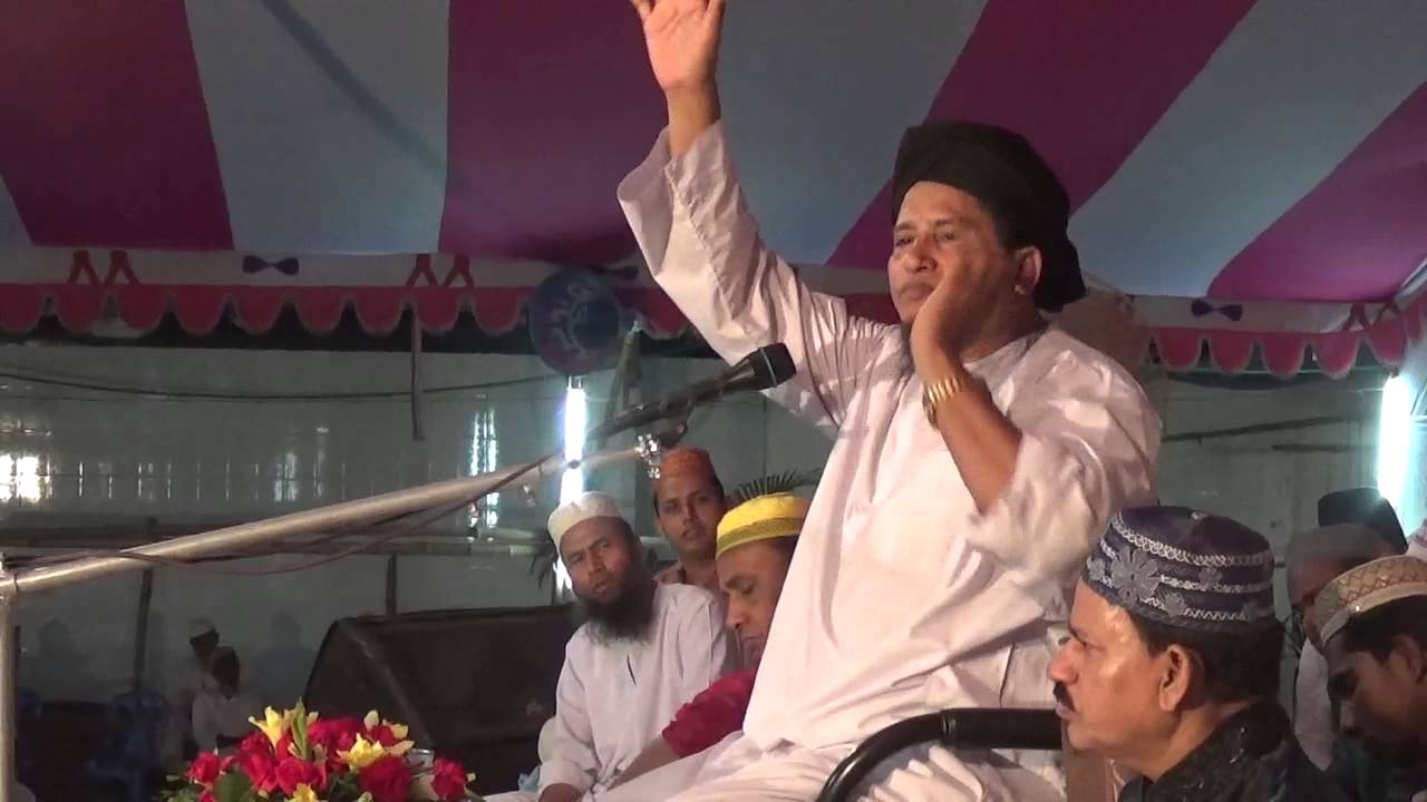 চান্দনা চৌরাস্তা ঈদগাহ মাঠে বক্তব্যরত অবস্থায় মাওলানা তাজুল ইসলাম চাঁদপুরী সাহেব