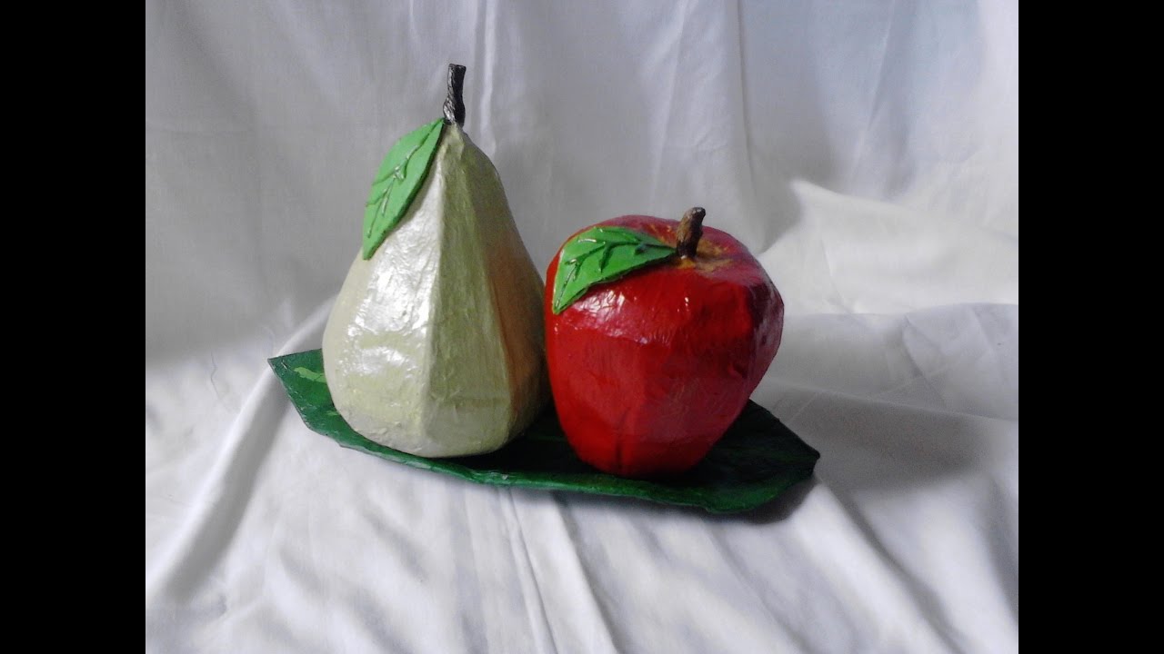 pera y manzana hechas de papel