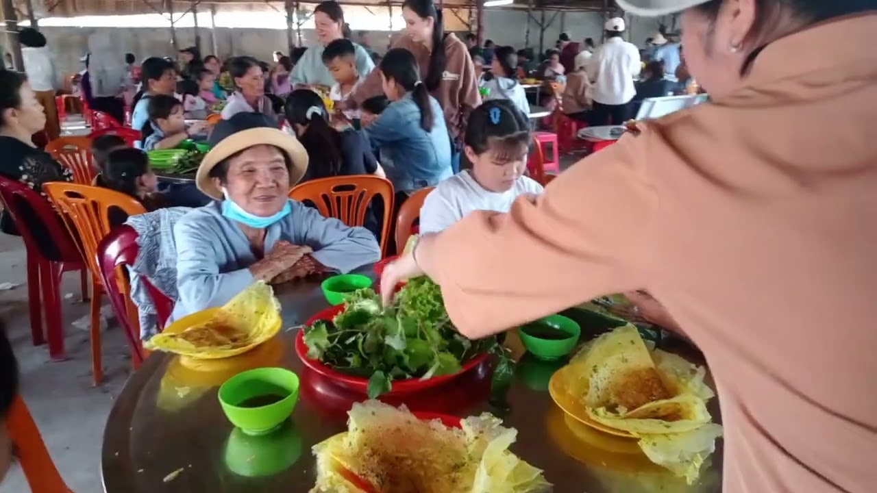 Buổi chiều nhiều bà con về Mẹ Mẫu Tiền Giang.