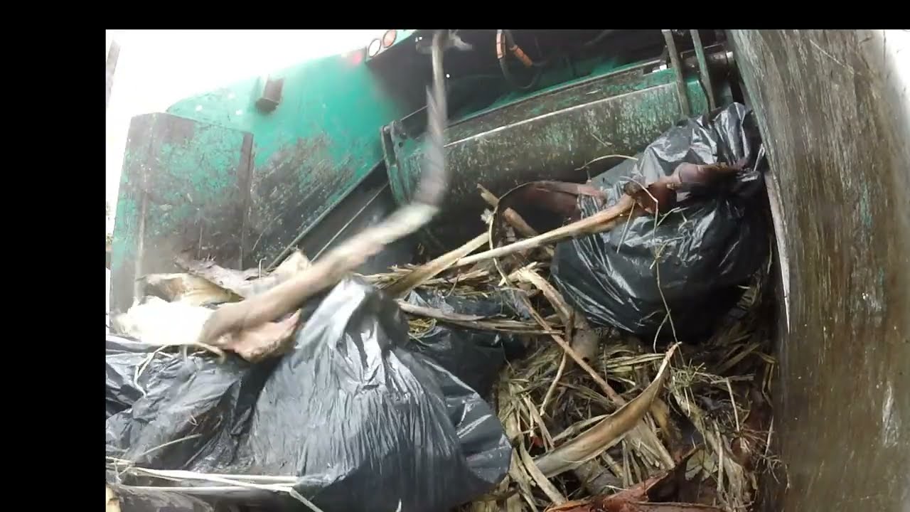 Bulky Truck: Satisfying Crushing Sounds, ASMR, Keep our City Bulk Free!