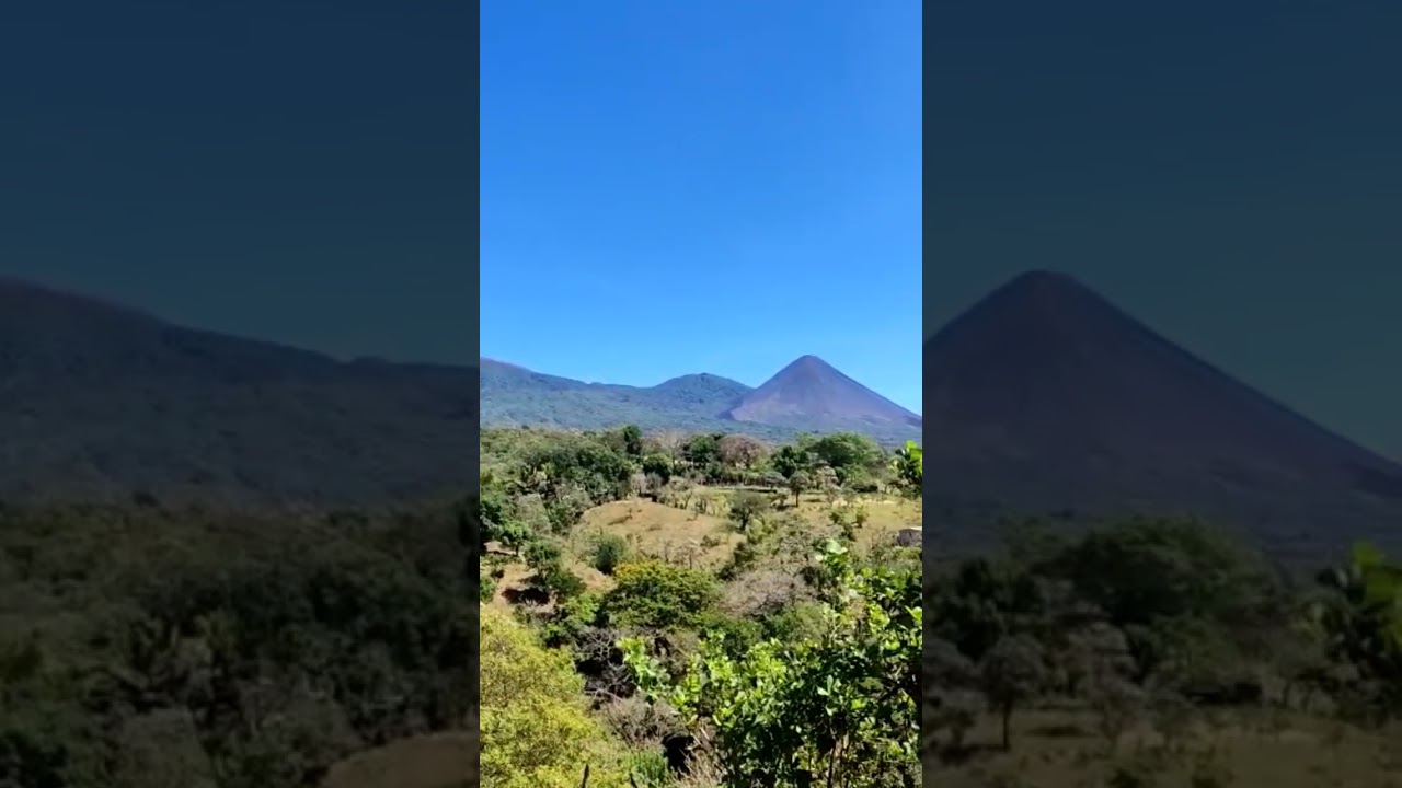 Carretera los naranjos, al fondo el volc&aacute;n de Izalco, El Salvador