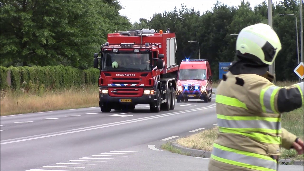 Prio 1 brandweer Woudenberg (TS 09-6441, HA 09-6486+BPH 09-6464, PM676, ABH 09-6483) met spoed brand
