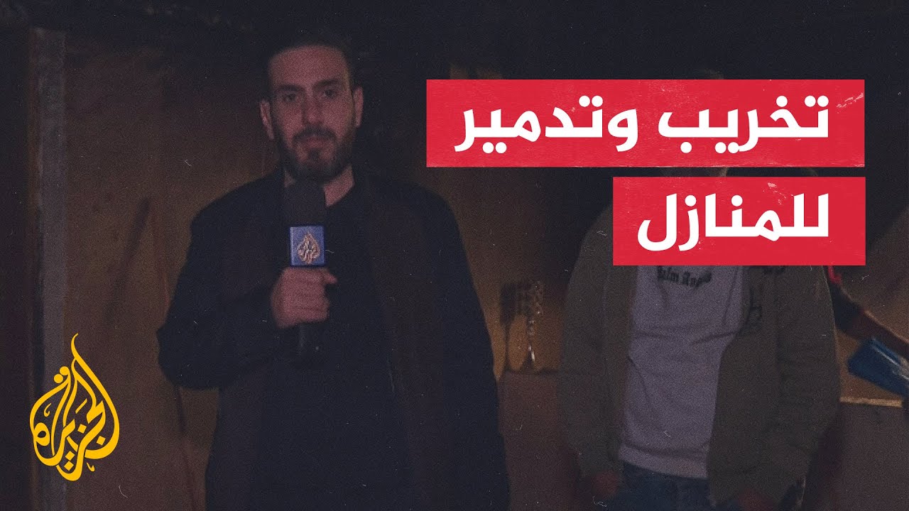 مراسل الجزيرة يرصد آثار الحريق داخل منزل الأسير محمد بنات في مخيم عسكر بنابلس