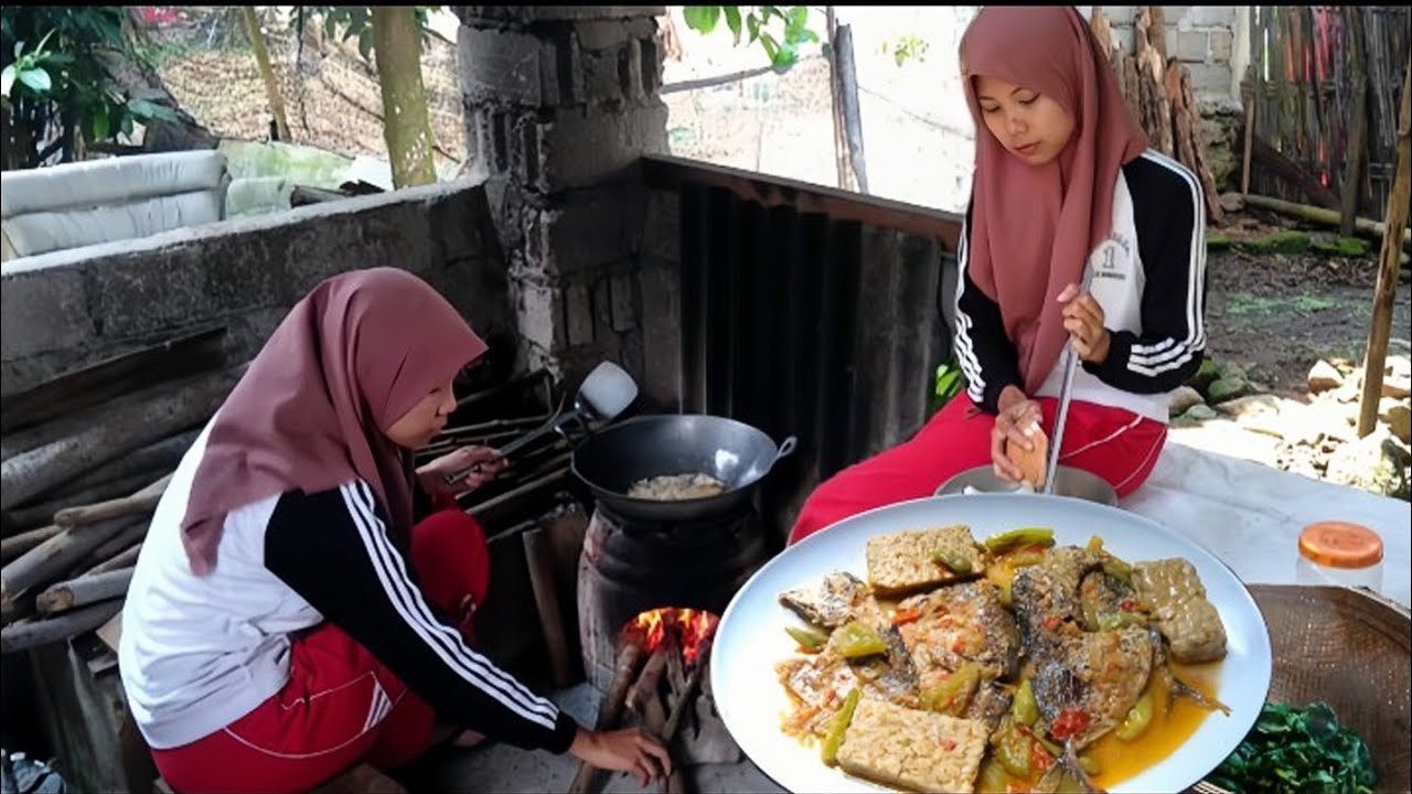Selalu Bersyukur Tinggal di Desa, Masak di Tungku Kayu Masih Tradisional Sekali Masakan Lebih Nikmat