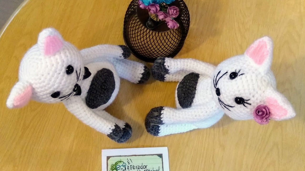 Gatito amigurumi sujeta cortinas