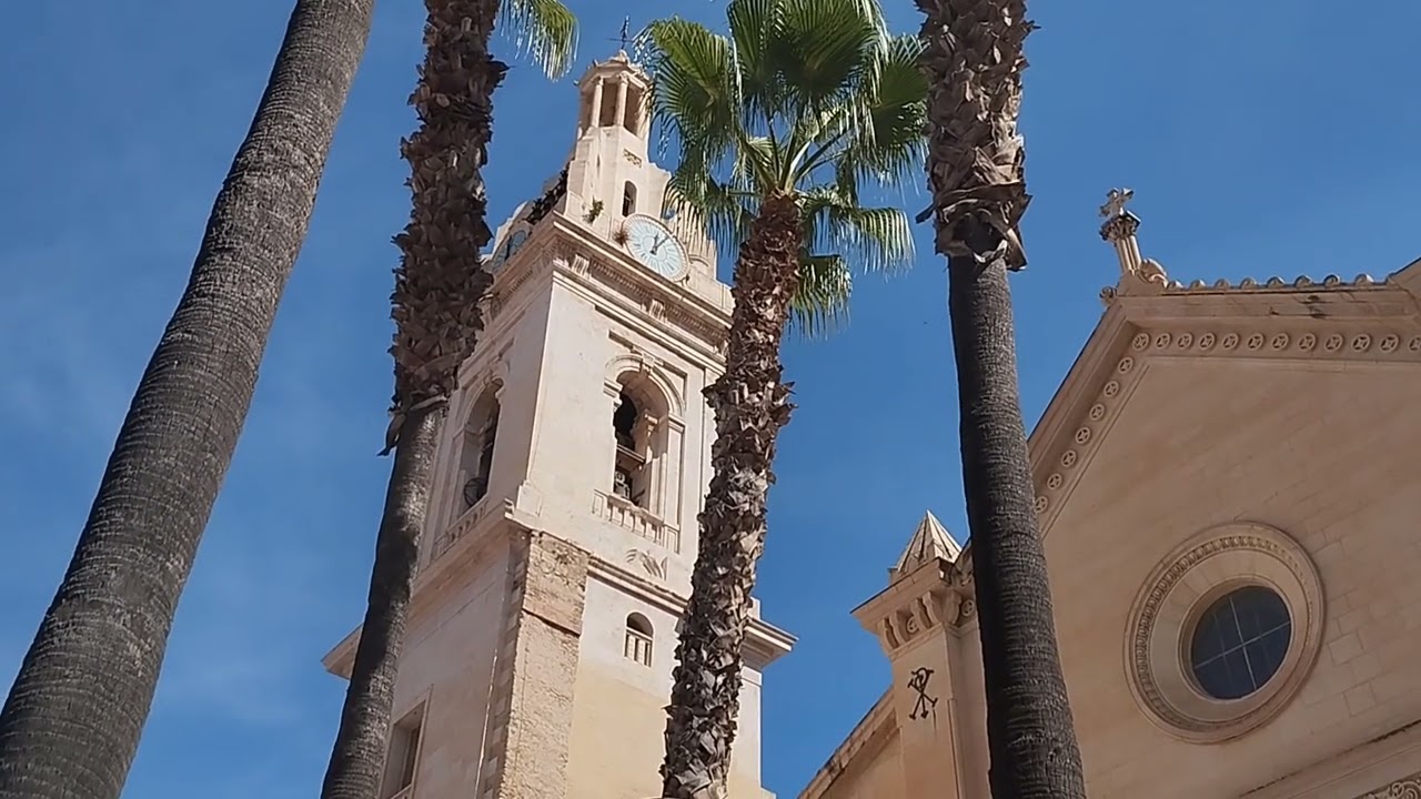 Campana de un museo y sonido del carrillón de campanas de la Colegiata de Xàtiva