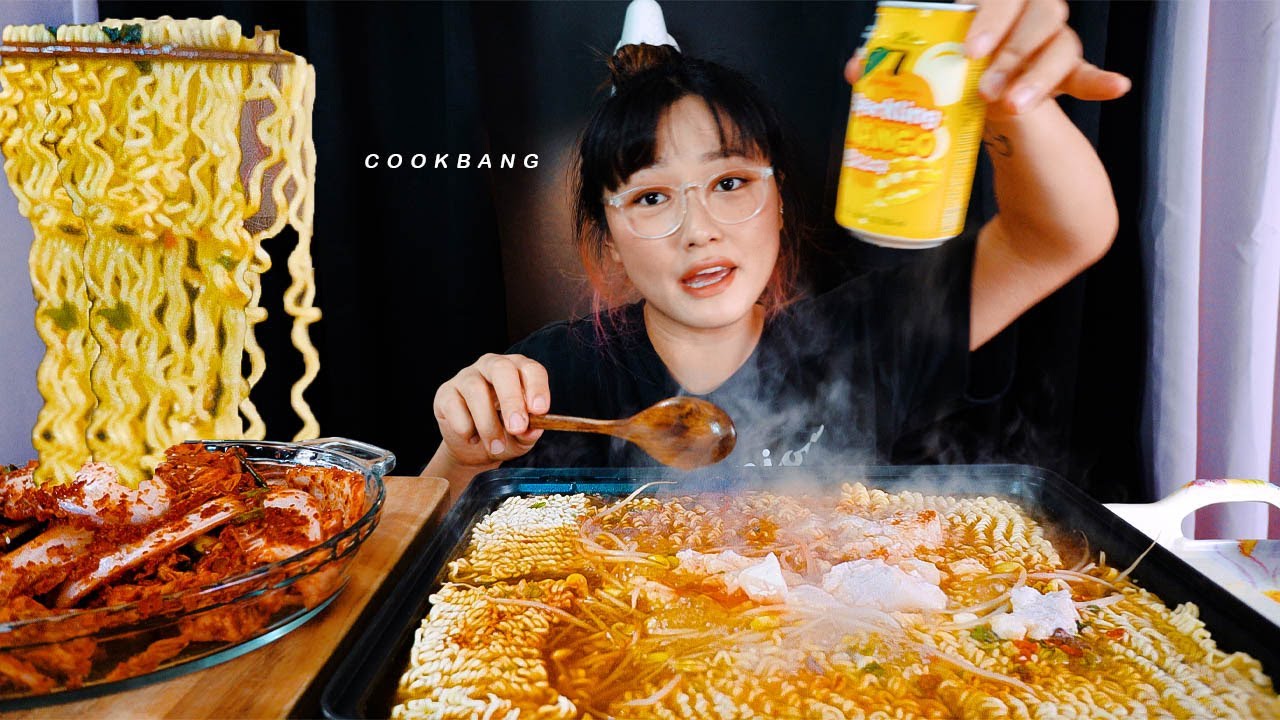 (кукбанг) ​​Мукбанг с раменом в стиле «Похмелье» с тофу, ростками фасоли и жареными водорослями.