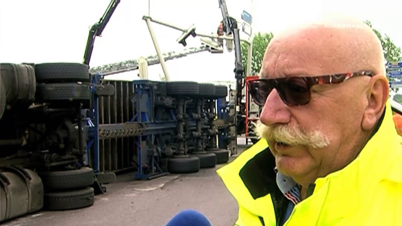 Chaos in Arnhem door gekantelde vrachtwagen