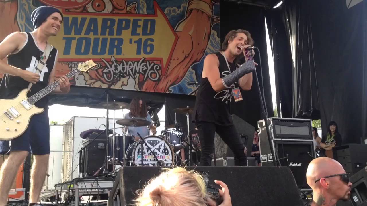 geoff from waterparks singing at warped tour god bless