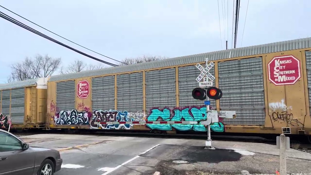 Csx intermodal with sd70mac leader meets manifest Munroe falls ohio 