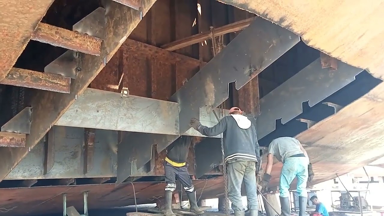 Perbaikan Plate Slope Fwd atau ceruk depan serta konstruksi dalam  tongkang