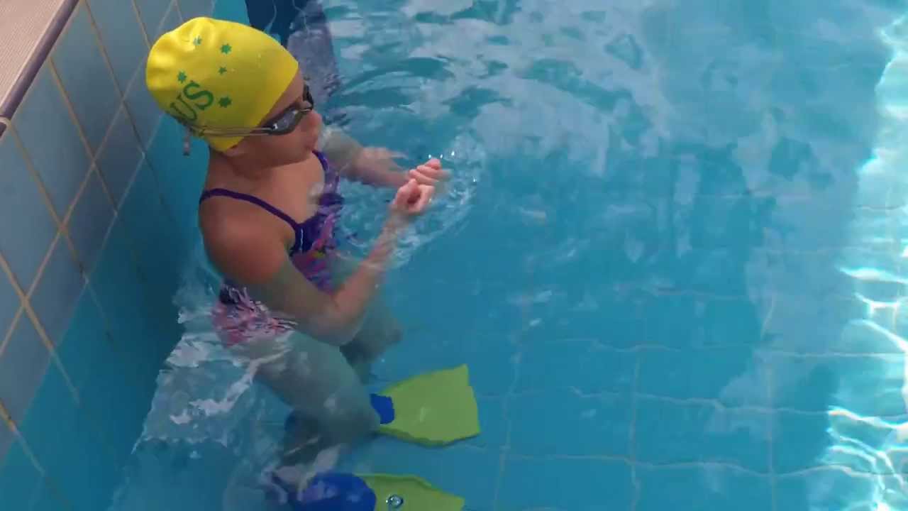 eniko is swimming in 25m pool underwater