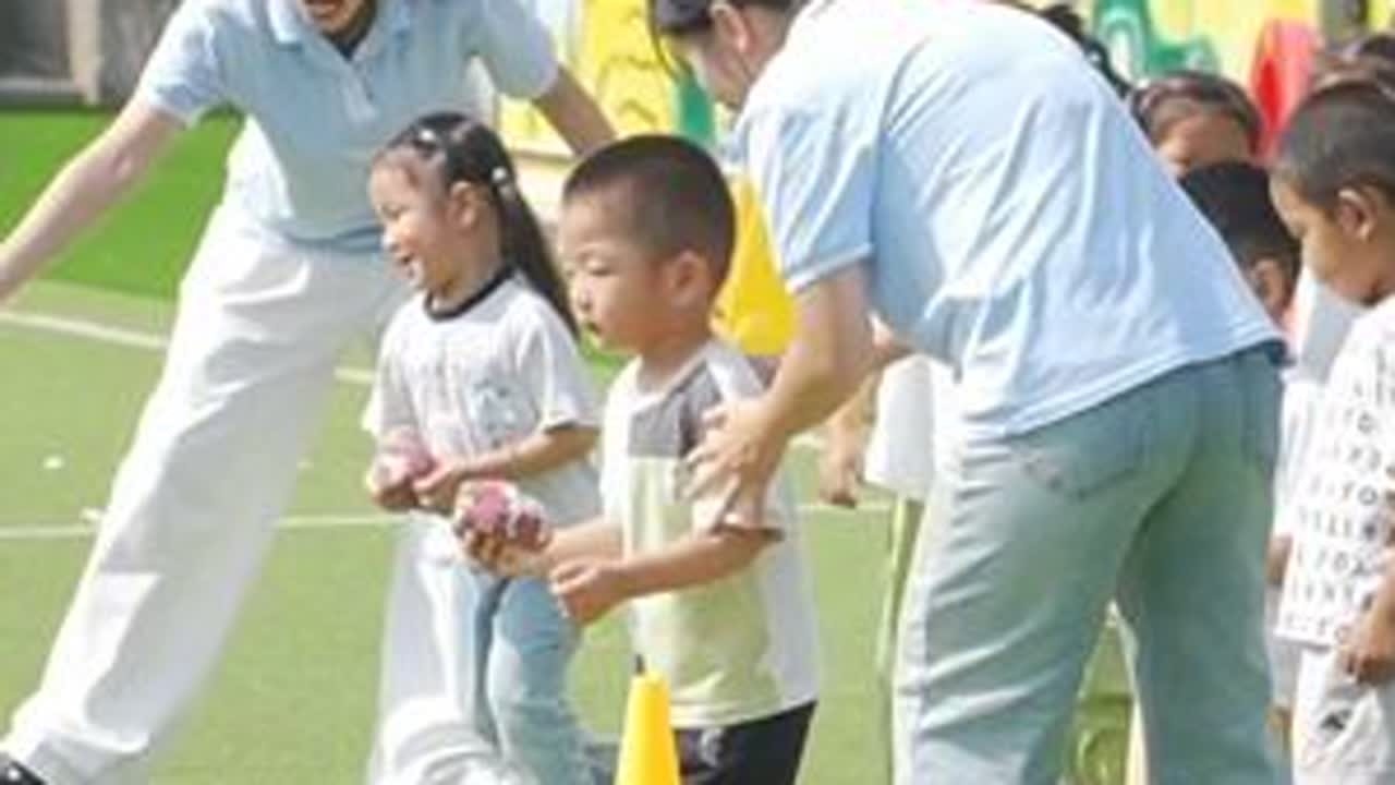 #幼儿园开学第一天 好奇小三班萌娃的幼儿园时光？从晨间的快乐互动，到课堂的趣味学习，再到户外的欢乐游戏，这里记录了他们一天中每一个可爱又有意义的瞬间，快来看看吧！