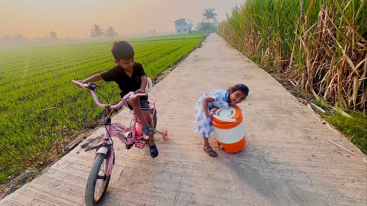 आम्ही सगळे aqua water घ्यायला रस्त्यावर थांबलो 🫢#aqua