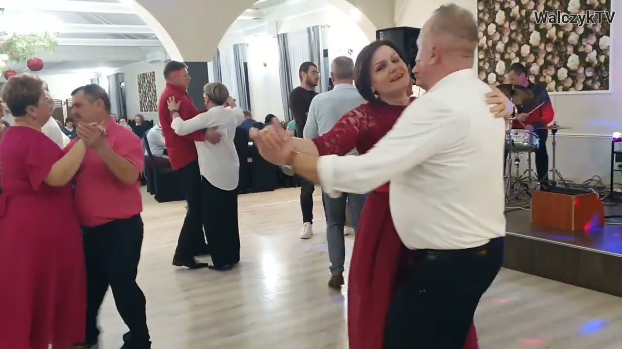 Kapela Ludowa Zbyszka Ciechowicza ze Rdzowa w fantastycznej atmosferze bawi gości w Złotym Dworze 