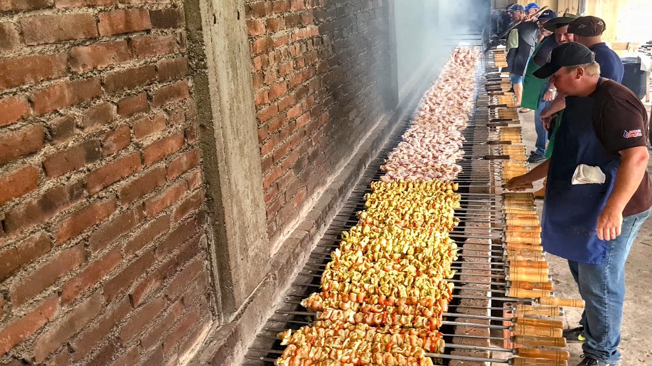 Жареная бразильская курица: 800 кг различных нарезок, таких как голень, крылышки, грудка, сердце