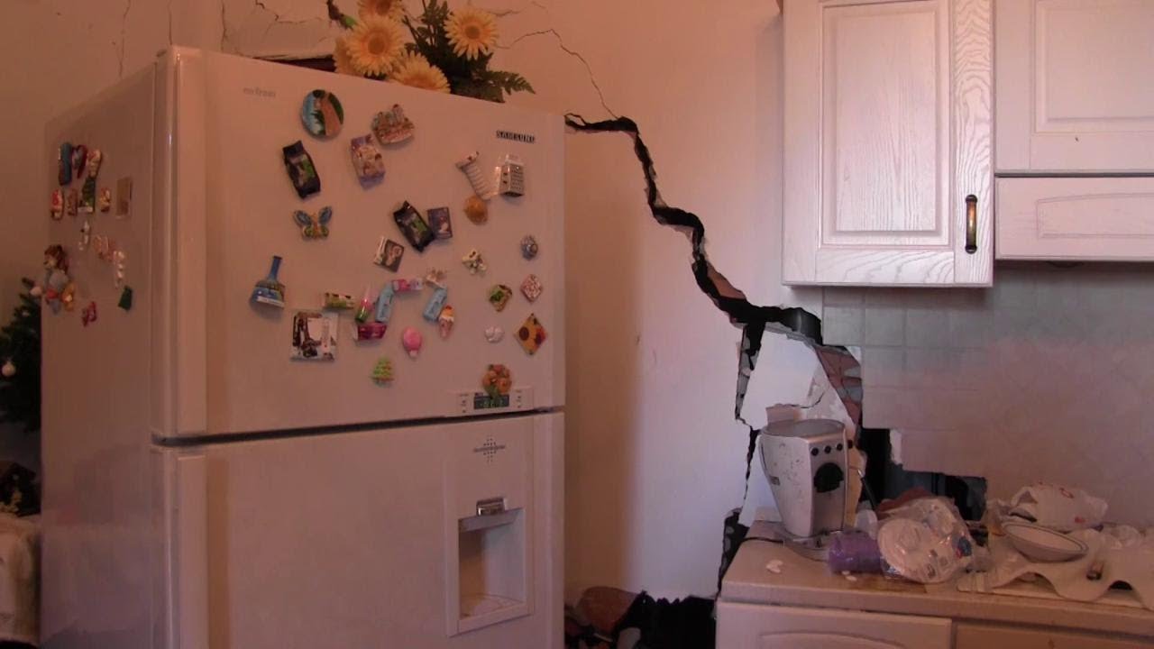 Terremoto a Catania, dentro la casa distrutta: 