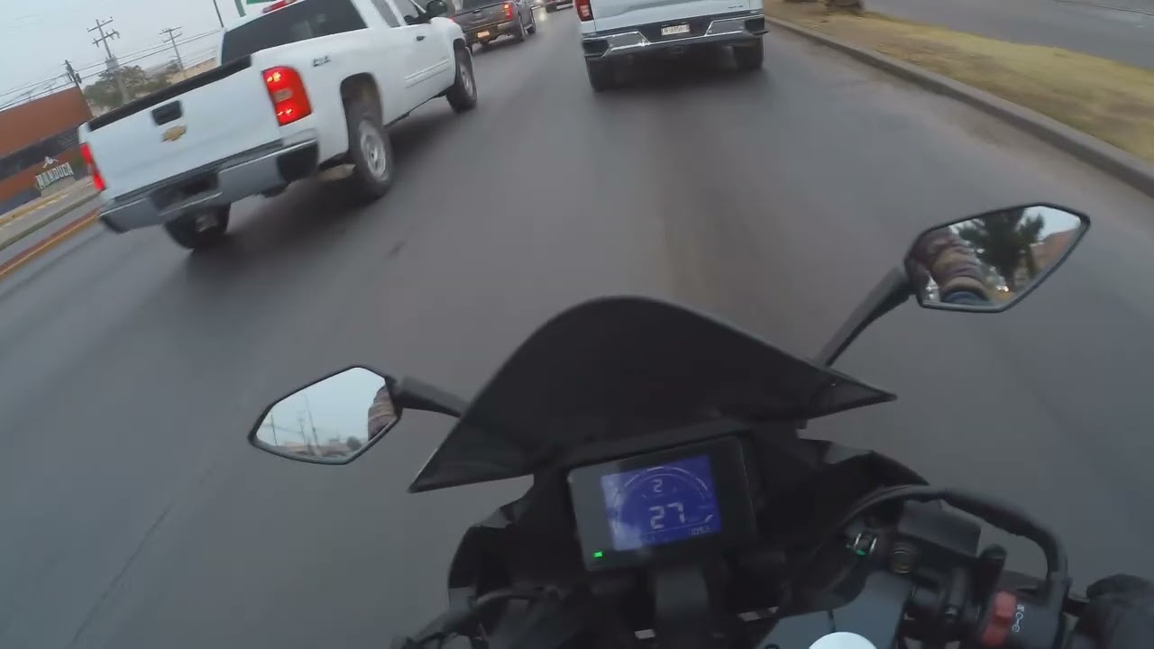 Rumbo al trabajo con 2 grados de 🌡 #cfmoto250sr #motociclismo #pov