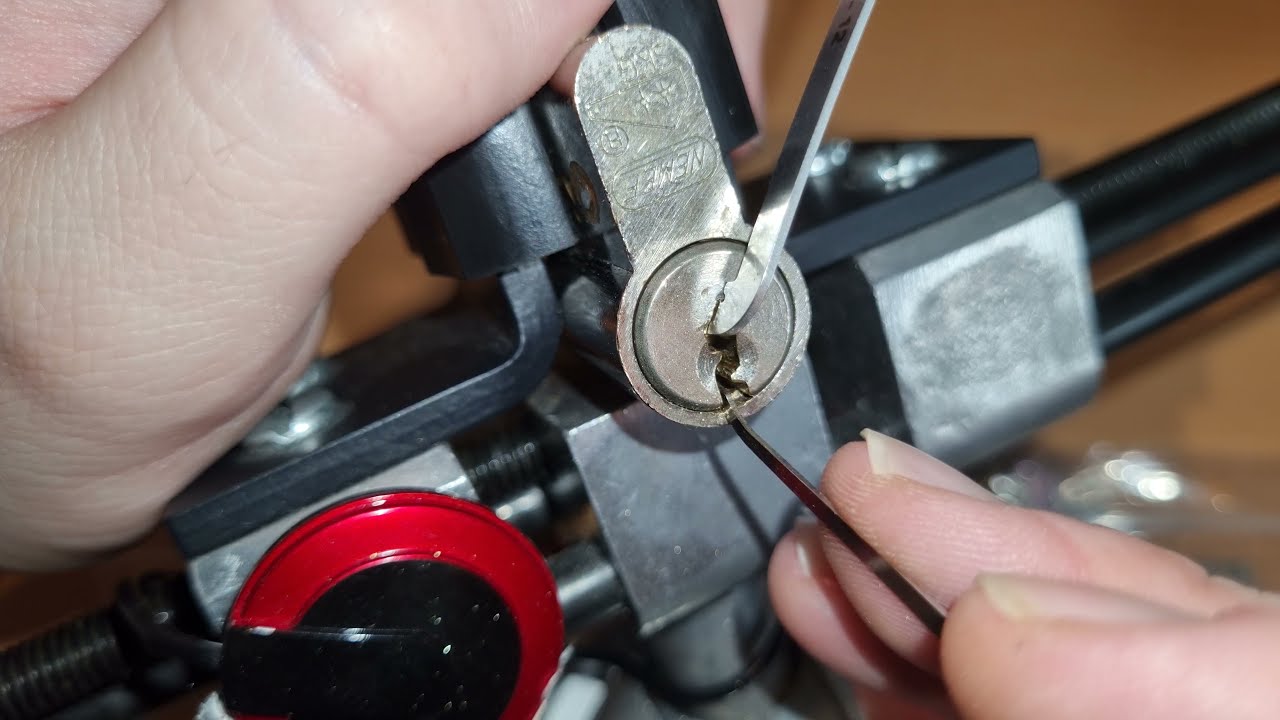 Challenge Lock "Gio 1 - Striped Hyena" by Giovanni_NL - picked and gutted [4K]