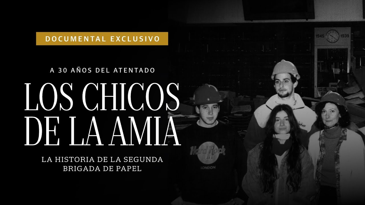 Los chicos de la AMIA: la historia de voluntarios que rescataron miles de libros de los escombros