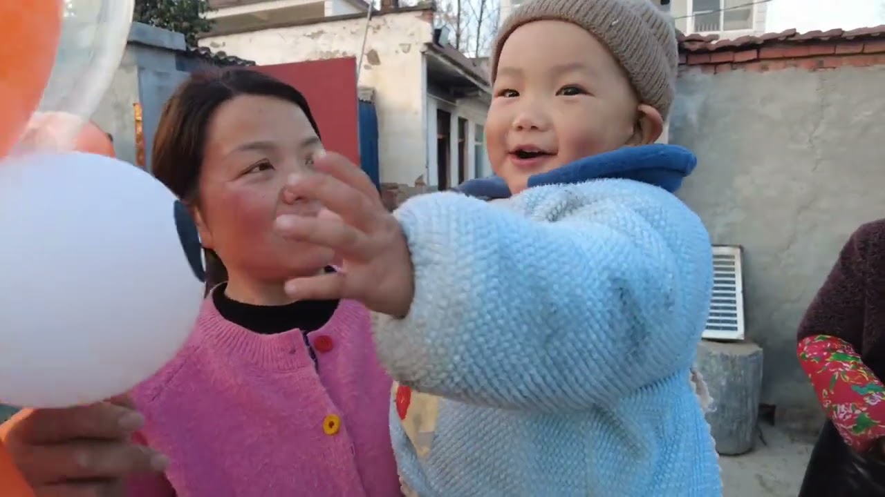 在院子里做铁锅炖大鹅，一家人围着吃，一口肉一口白酒太美了！