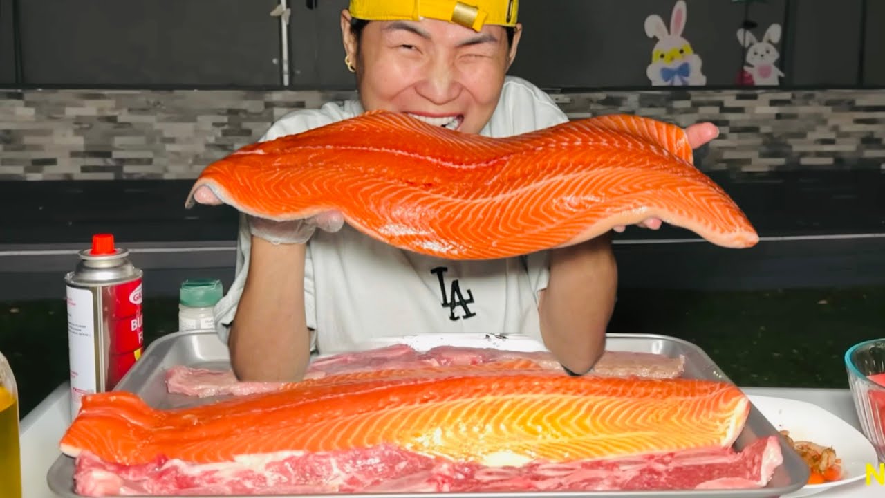 KINH ĐIỂN NGA SUMO ĂN SƯỜN BÒ CÒN SỐNG VÀ MÓN CÁ HỒI ÁP CHẢO DÀI HƠN NỮA MÉT 