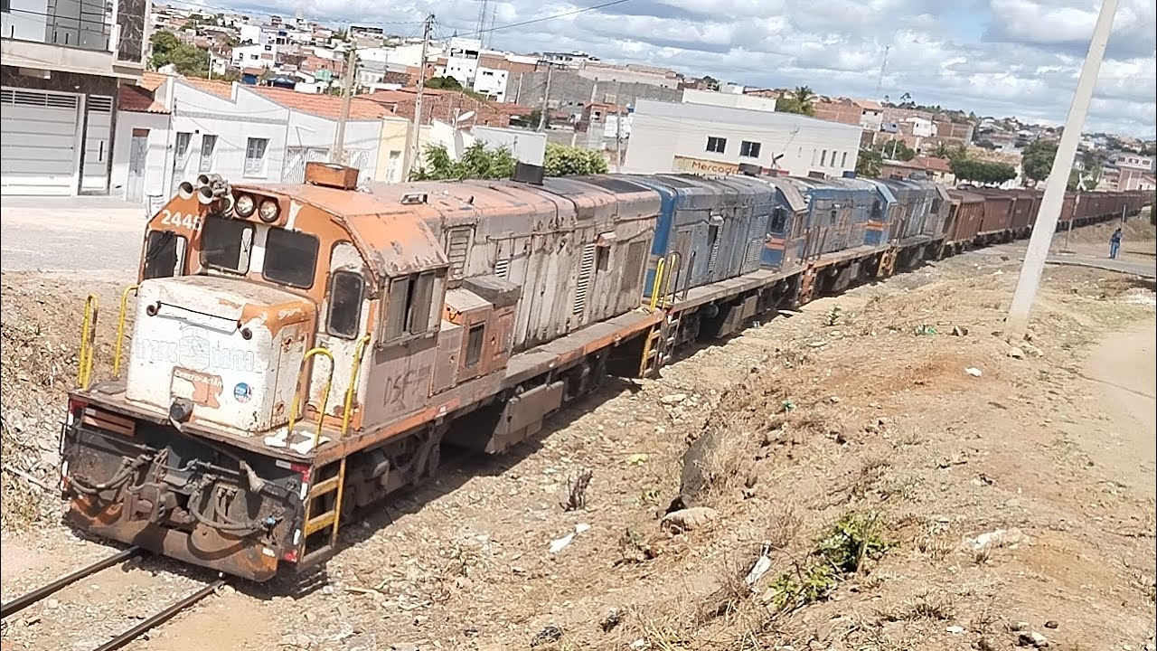 TREM DE MINÉRIO PUXANDO VAGÕES VAZIOS PRO PÁTIO DE CARREGAMENTO
