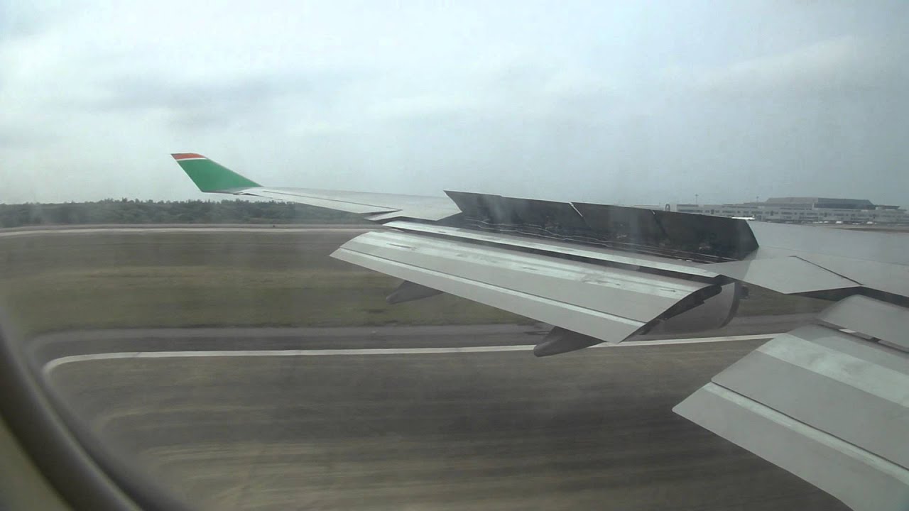 EVA AIR B747-400 landing in Taiwan Taoyuan International Airport
