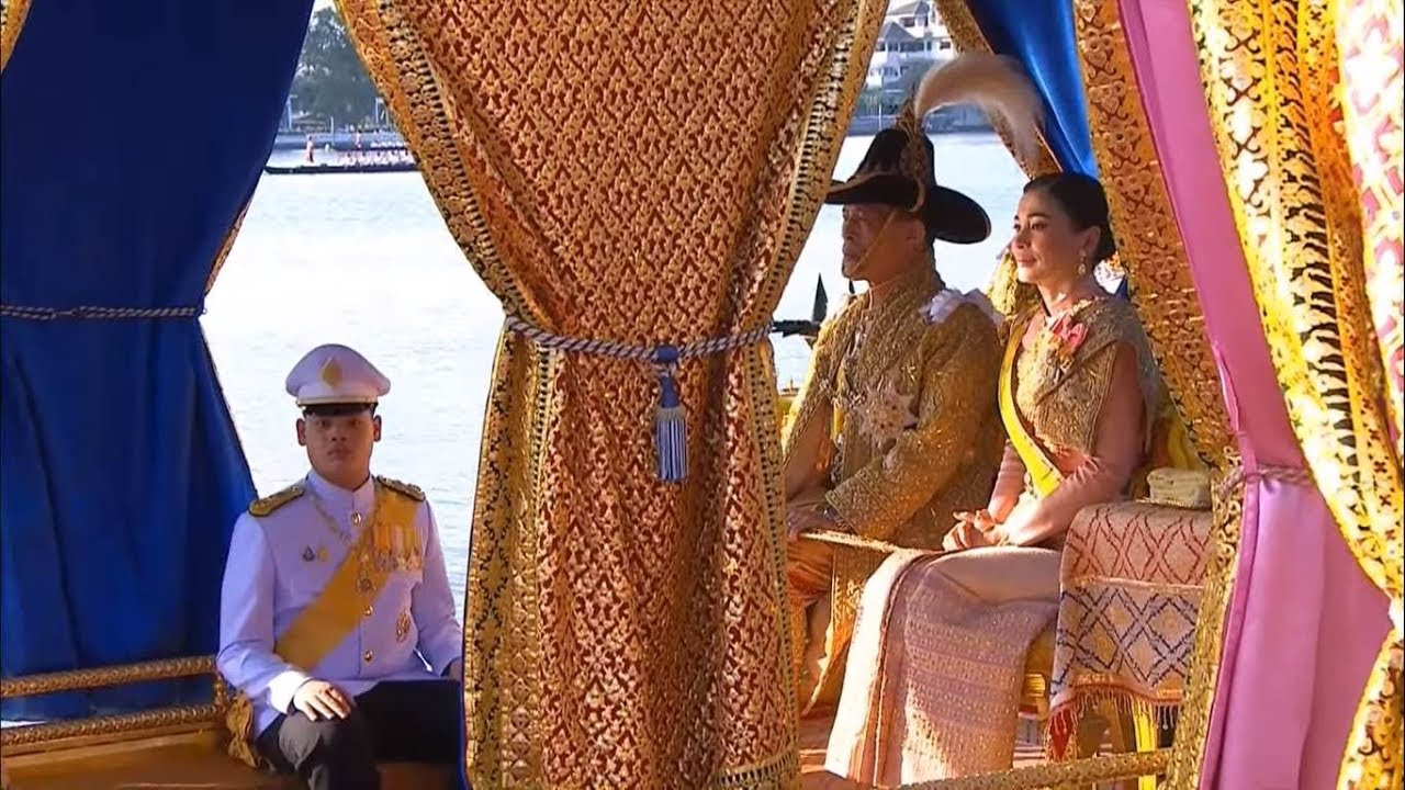 ยิ่งใหญ่สมพระเกียรติ 'ในหลวง-พระราชินี' ประทับเรือสุพรรณหงส์ เสด็จเลียบพระนคร ขบวนพยุหยาตราทางชลมารค