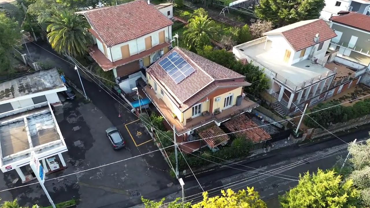 LA ROCCA IMMOBILIARE PROPONE IN VENDITA SEMINDIPENDENTE CON MASARDA E SPAZIO ESTERNO A TRECASTAGNI