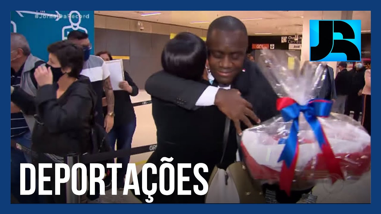 Grupo de brasileiros ligados à Igreja Universal chega ao Brasil depois de serem deportados de Angola