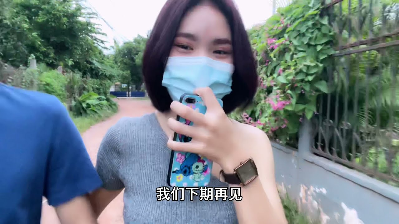 24岁老挝妹妹爱上40岁中国大叔,到哪都牵着大叔的手,害怕失去！