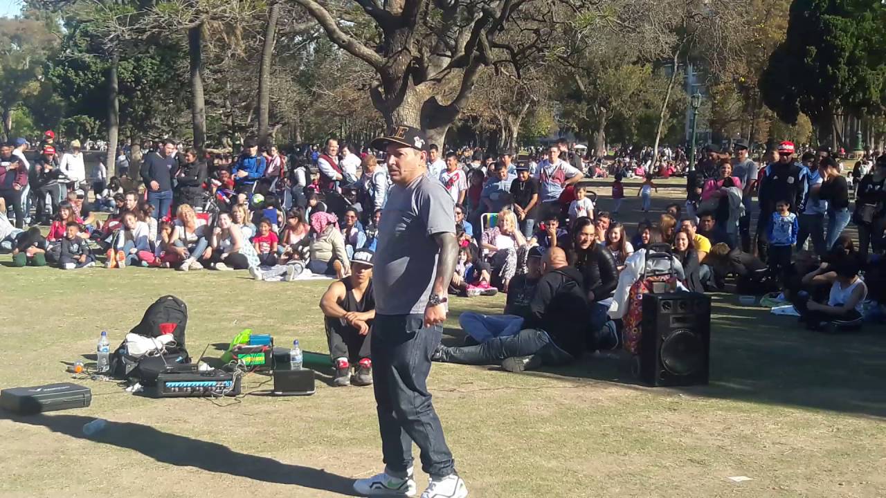 El chileno (luis flores) en plaza palermo