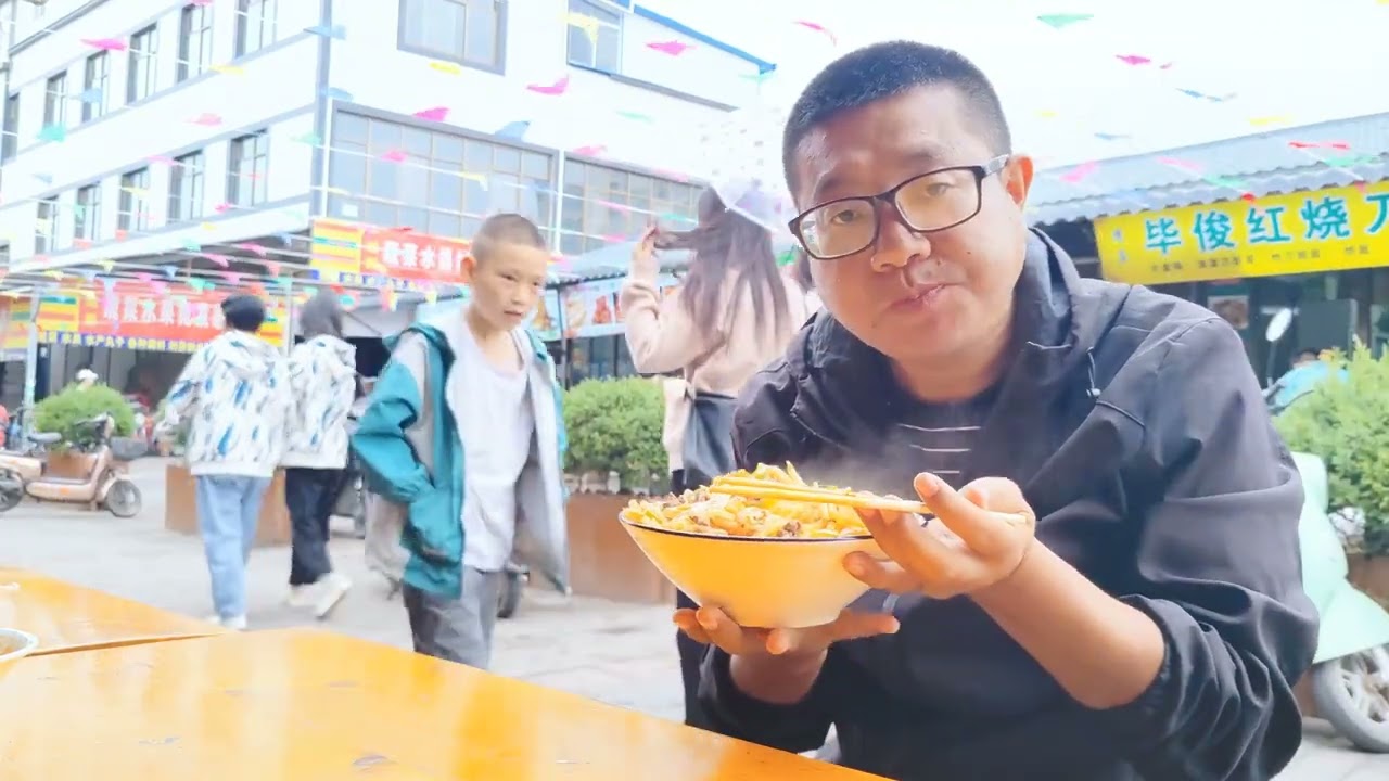 甘肃省张家川回族自治县，县城小吃街美食云集，当地炒面片味道美