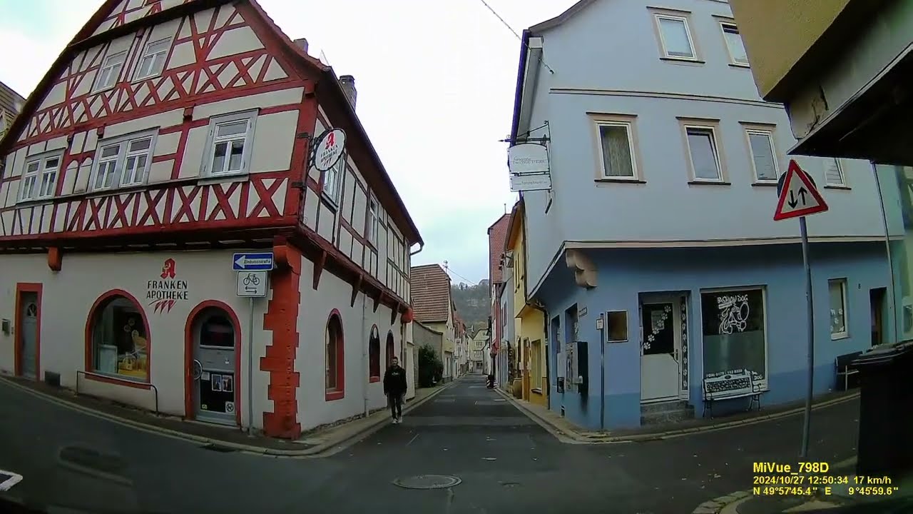 D: Kreisstadt Karlstadt. Landkreis Main-Spessart. Rundfahrt durch die Stadtmitte. Oktober 2024