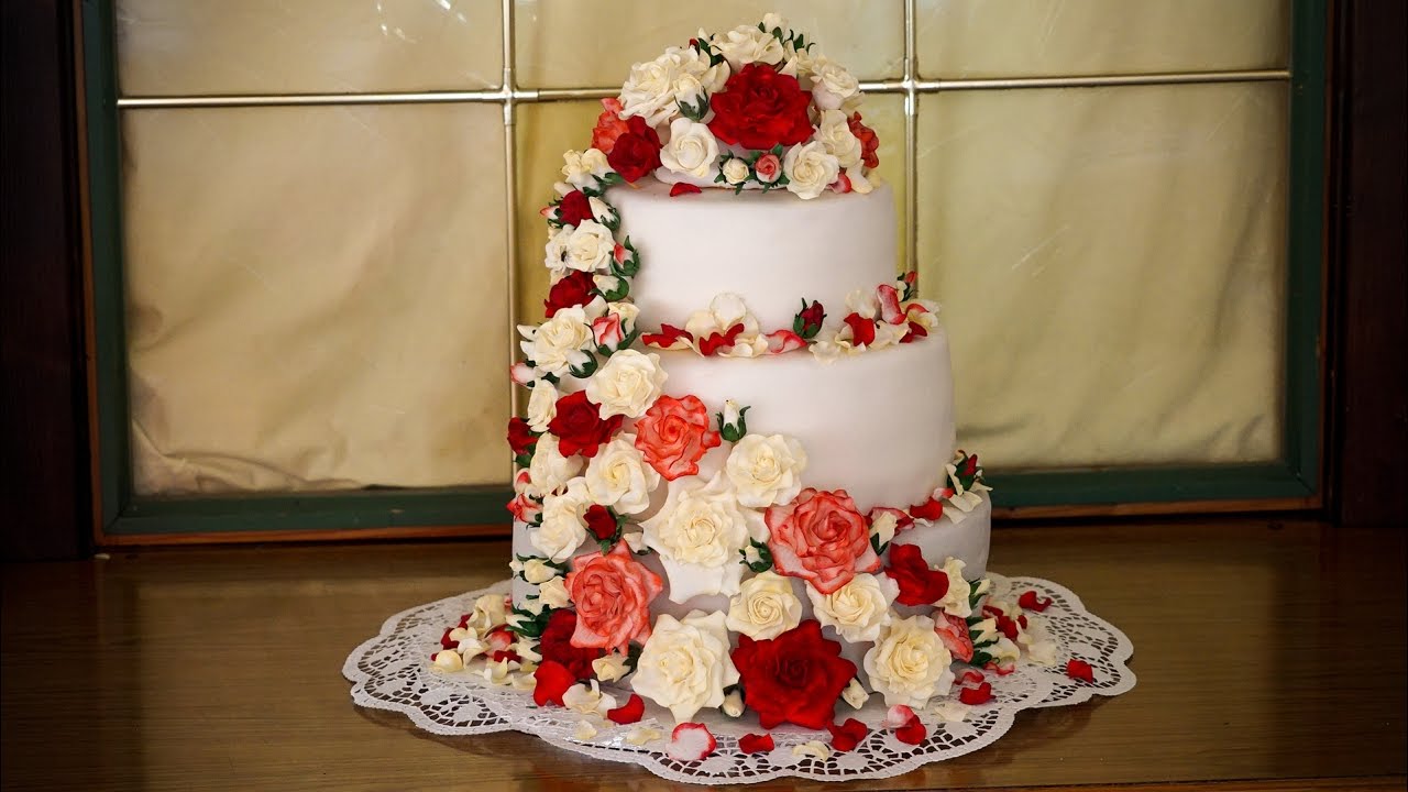 Hochzeitstorte mit Zuckerrosen