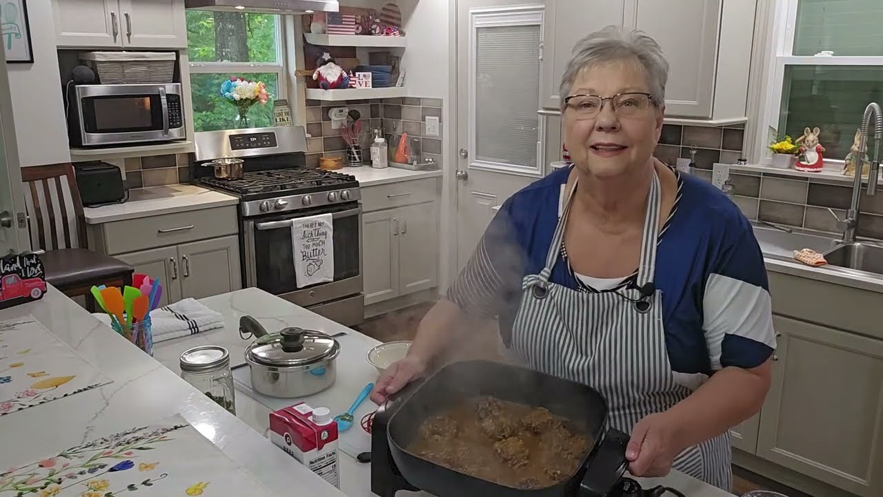 Porcupines, delicious meatballs in gravy. They knew what they were doing! Family Reunion Recipe