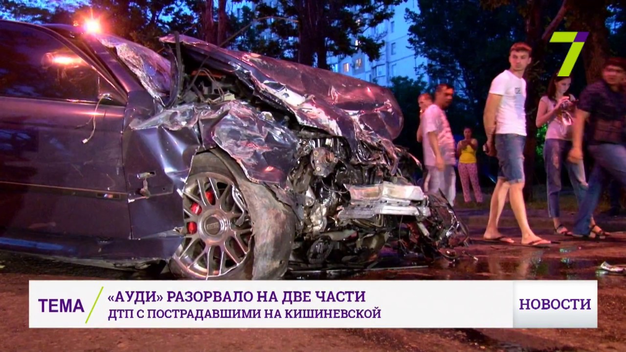 В Одессе в результате аварии у авто оторвало часть кузова: она зацепила мужчину