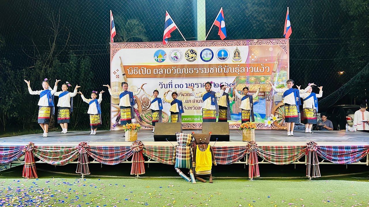 การแสดง “ผู้สาวซิ่นมัดหมี่” ในงานพิธีเปิดตลาดวัฒนธรรมชาติพันธุ์ลาวแง้ว ต.หนองแก | โรงเรียนวัดส้มป่อย