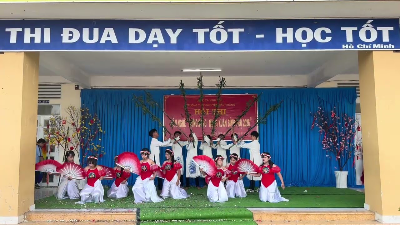 Tiết mục THỊNH VƯỢNG VIỆT NAM SÁNG NGỜI; KIẾP SAU VẪN LÀ NGƯỜI VIỆT NAM  trình bày lớp 8/2