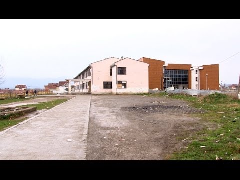 Mësimin e mbajnë edhe në byfe, qe 7 vite presin shkollën e re