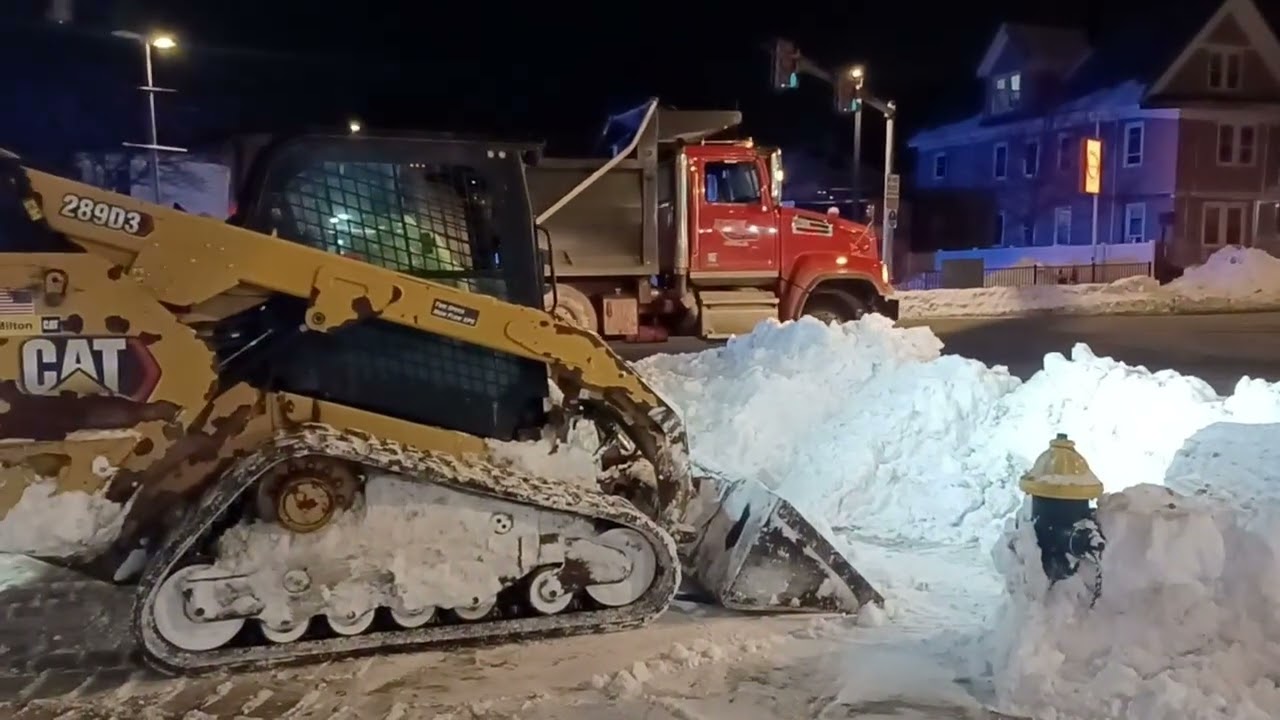 Уборка снега в Маттапане возле библиотеки. 28 января 2026 г.