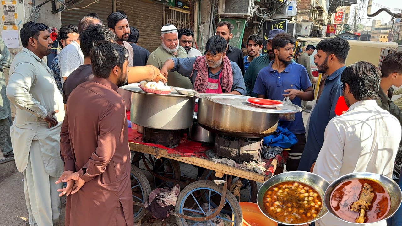70/- Rs PAKISTANI VIRAL STREET FOOD 😍 LAHORI BILLU CHEAPEST CHANAY BREAKFAST | CHOLE MURGH CURRY
