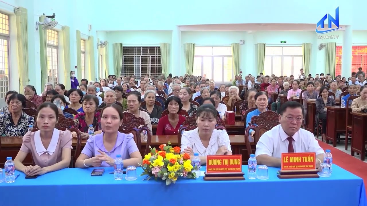 Tân Thạnh ấm áp truyền thống mừng thọ đầu Xuân