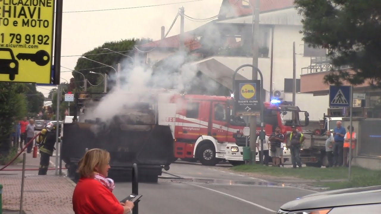 [EPIC VIDEO | INCENDIO MACCHINA ASFALTATRICE] ARRIVO CARABINIERI IN SIRENA (Olgiate Olona)