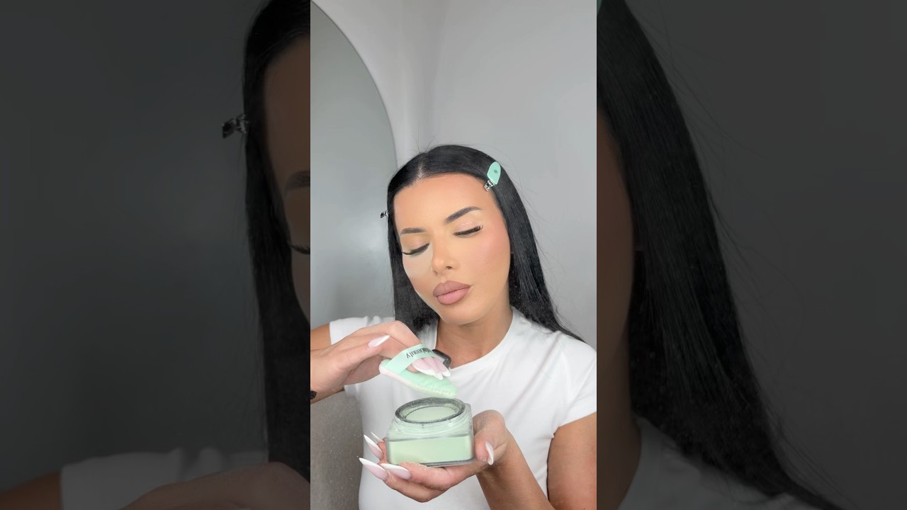 GREEN powder?! I&rsquo;ve waited my whole life for this 🍀 #powder  #green  #makeup  #hudabeauty - Offert