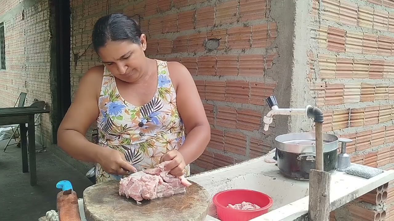 Almoço simples de carne suína 