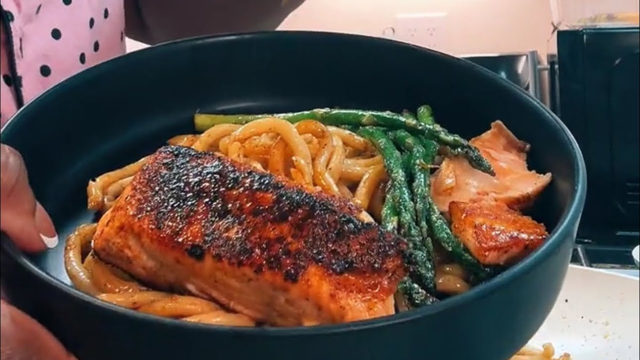 20 minute dinner Fish, asparagus, and Udon. 