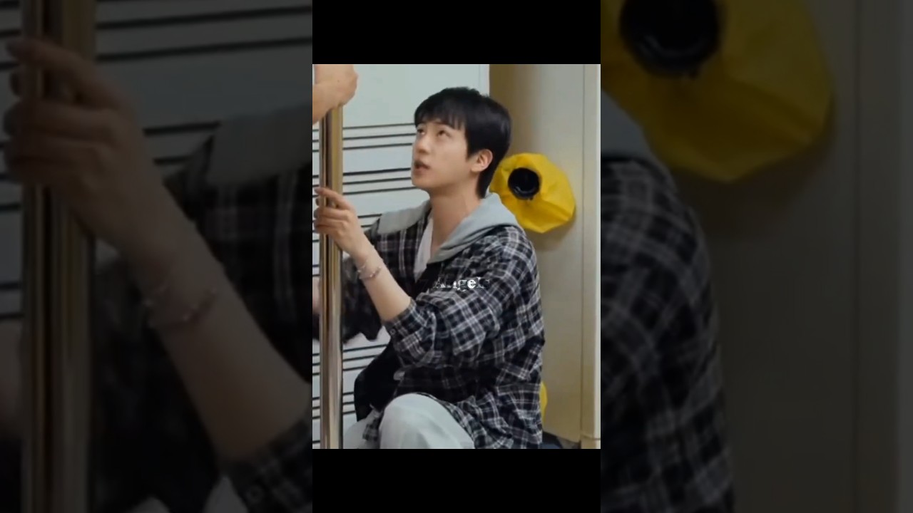 Jin lifted her with his 1 hand😳#jin#bts#btsshorts#btsvideos#btsarmy