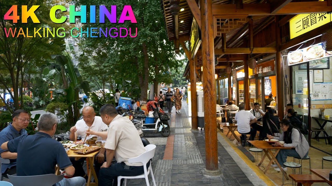 Walk in the center of Chengdu and feel the leisurely life.#chengdu #china #成都